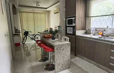 Imagem: A casa possui 2 Dormitórios, 1 Banheiro, 2 Vagas na garagem