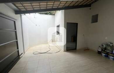 Imagem: A casa possui 2 Dormitórios, 1 Banheiro, 2 Vagas na garagem