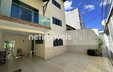 Imagem: A casa possui 5 Dormitórios, 5 Banheiros, 4 Vagas na garagem