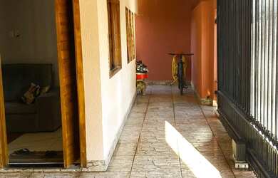 Imagem: A casa possui 5 Dormitórios, 5 Banheiros, 3 Vagas na garagem