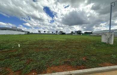 Imagem: O terreno à venda possui e está localizado em Terras Alpha