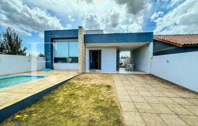 Imagem: A casa possui 3 Dormitórios, 4 Banheiros, 2 Vagas na garagem