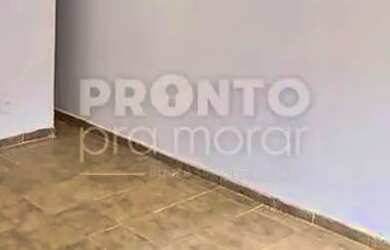 Imagem: A casa possui 3 Dormitórios, 1 Banheiro, 2 Vagas na garagem