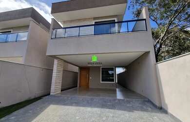 Imagem: A casa possui 3 Dormitórios, 3 Banheiros, 4 Vagas na garagem