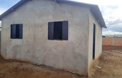 Imagem: A casa possui 2 Dormitórios, 1 Banheiro, 1 Vaga na garagem