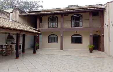 Imagem: A casa possui 5 Dormitórios, 5 Banheiros, 4 Vagas na garagem