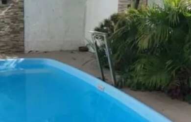 Imagem: A casa possui 3 Dormitórios, 2 Banheiros, 2 Vagas na garagem