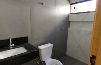 Imagem: A casa possui 2 Dormitórios, 2 Banheiros, 2 Vagas na garagem