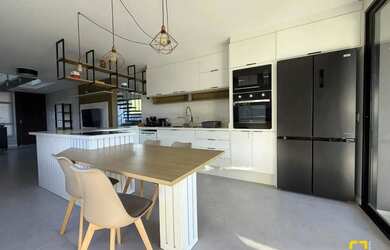 Imagem: A casa possui 3 Dormitórios, 3 Banheiros, 2 Vagas na garagem