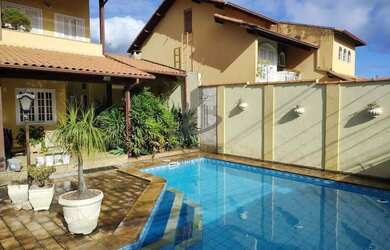 Imagem: A casa possui 4 Dormitórios, 4 Banheiros, 5 Vagas na garagem