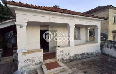 Imagem: A casa possui 2 Dormitórios, 2 Banheiros, 2 Vagas na garagem