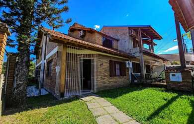 Imagem: A casa possui 5 Dormitórios, 3 Banheiros, 3 Vagas na garagem