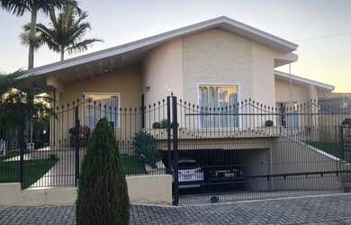 Imagem: A casa possui 3 Dormitórios, 4 Banheiros, 4 Vagas na garagem