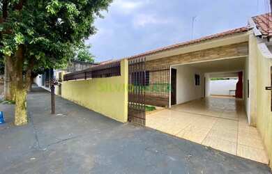 Imagem: A casa possui 4 Dormitórios, 2 Banheiros, 2 Vagas na garagem