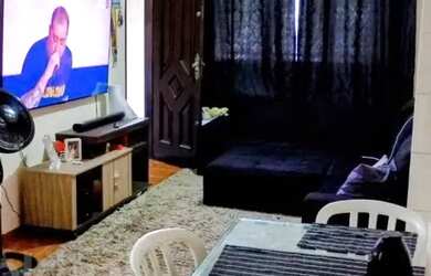 Imagem: A casa possui 3 Dormitórios, 1 Banheiro, 2 Vagas na garagem