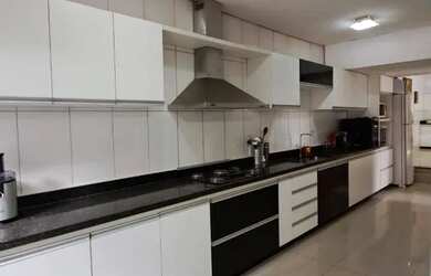 Imagem: A casa possui 4 Dormitórios, 2 Banheiros, 2 Vagas na garagem