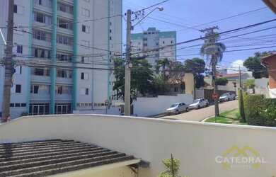 Imagem: A casa possui 2 Dormitórios, 3 Banheiros, 4 Vagas na garagem