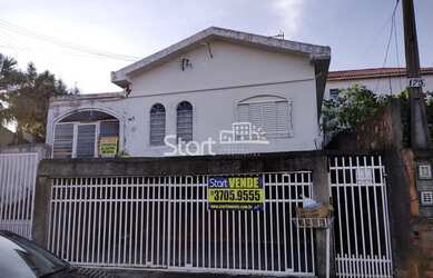 Imagem: A casa possui 3 Dormitórios, 1 Banheiro, 2 Vagas na garagem