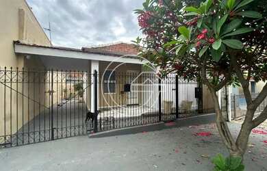 Imagem: A casa possui 3 Dormitórios, 1 Banheiro, 1 Vaga na garagem