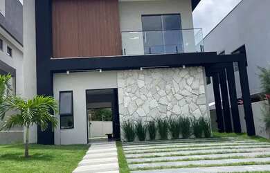 Imagem: A casa em condomínio e possui 3 Dormitórios, Suítes, 4 Banheiros