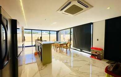 Imagem: A casa em condomínio possui 4 Dormitórios, 4 Banheiros, 4