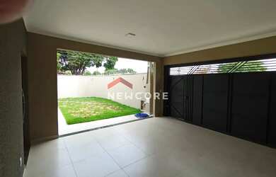 Imagem: A casa possui 3 Dormitórios, 2 Banheiros, 2 Vagas na garagem