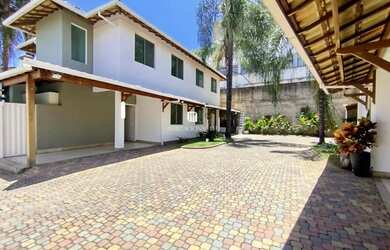 Imagem: A casa possui 3 Dormitórios, 3 Banheiros, 2 Vagas na garagem