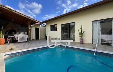 Imagem: A casa possui 3 Dormitórios, 3 Banheiros, 2 Vagas na garagem