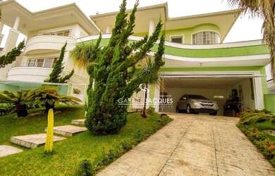 Imagem: A casa possui 3 Dormitórios, 1 Banheiro, 2 Vagas na garagem