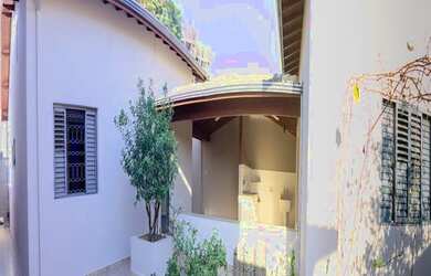 Imagem: A casa possui 3 Dormitórios, 5 Banheiros, 4 Vagas na garagem