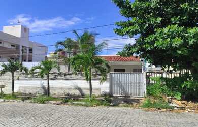 Imagem: A casa possui 4 Dormitórios, 1 Banheiro, 2 Vagas na garagem