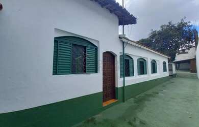 Imagem: A casa possui 5 Dormitórios, 3 Banheiros, 5 Vagas na garagem