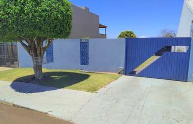 Imagem: A casa possui 2 Dormitórios, 1 Banheiro, 4 Vagas na garagem