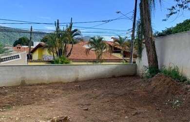 Imagem: A casa possui 3 Dormitórios, 3 Banheiros, 2 Vagas na garagem