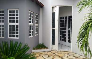 Imagem: A casa possui 3 Dormitórios, 2 Banheiros, 2 Vagas na garagem