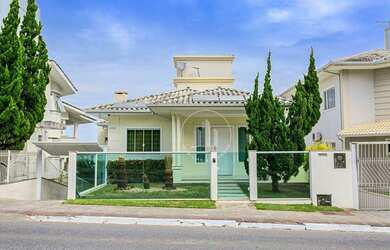 Imagem: A casa possui 4 Dormitórios, 3 Banheiros, 4 Vagas na garagem