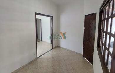 Imagem: A casa possui 3 Dormitórios, 2 Banheiros, 3 Vagas na garagem