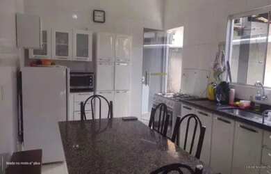 Imagem: A casa possui 4 Dormitórios, 2 Banheiros, 100m² de Área e