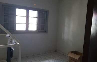 Imagem: A casa possui 3 Dormitórios, 2 Banheiros, 1 Vaga na garagem