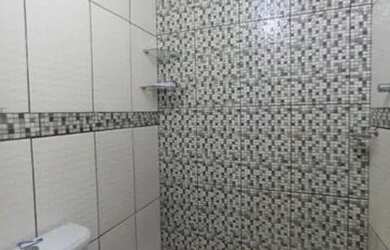 Imagem: A casa possui 1 Dormitório, 1 Banheiro, 1 Vaga na garagem e