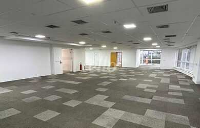 Imagem: O depósito possui 5 Vagas na garagem, 296m² de Área e está