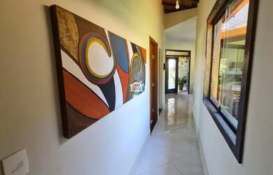 Imagem: A casa em condomínio possui 5 Dormitórios, 4 Banheiros, 250m²