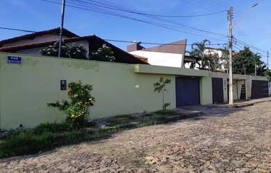 Imagem: A casa possui 2 Dormitórios, 1 Banheiro, 2 Vagas na garagem