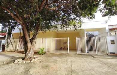 Imagem: A casa possui 3 Dormitórios, 3 Banheiros, 2 Vagas na garagem