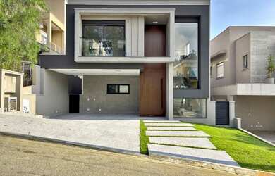 Imagem: A casa possui 4 Dormitórios, 5 Banheiros, 4 Vagas na garagem