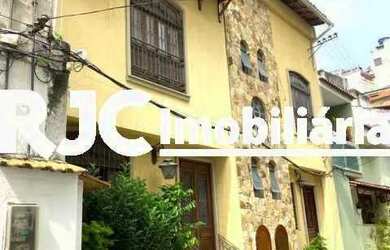 Imagem: A casa possui 5 Dormitórios, 5 Banheiros, 1 Vaga na garagem