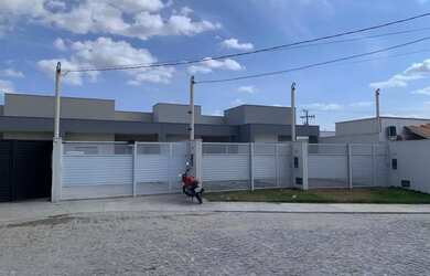 Imagem: A casa possui 3 Dormitórios, 2 Banheiros, 2 Vagas na garagem