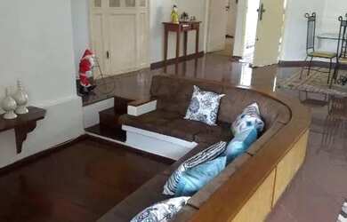 Imagem: A casa possui 3 Dormitórios, 3 Banheiros, 4 Vagas na garagem