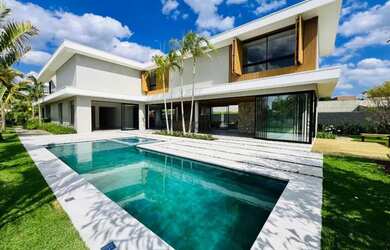 Imagem: A casa em condomínio possui 4 Dormitórios, 5 Banheiros, 4