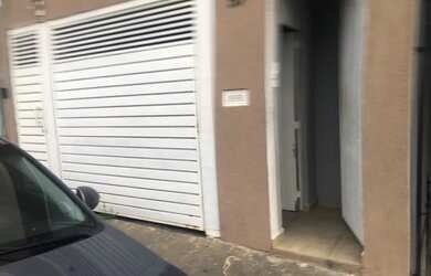 Imagem: A casa possui 2 Dormitórios, 1 Banheiro, 1 Vaga na garagem
